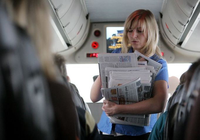 Na palubě autobusu Student Agency vám noviny nebo časopis na čtení přinese steward nebo stewardka na začátku cesty osobně.