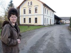 Paní Havránková před rodným domem.