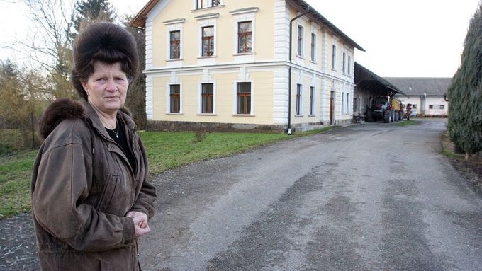 Paní Havránková před rodným domem.