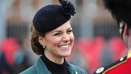 I vévodkyně Catherine si na klopu připíchla brož ve tvaru trojlístku. Patrik ho prý používal při kázáních, aby předvedl, jak Otec, Syn a Duch svatý mohou společně tvořit jeden celek - svatou Trojici.