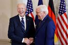 Nesmíme polevit. Biden vyzval Německo, aby společně pokračovali v pomoci Ukrajině