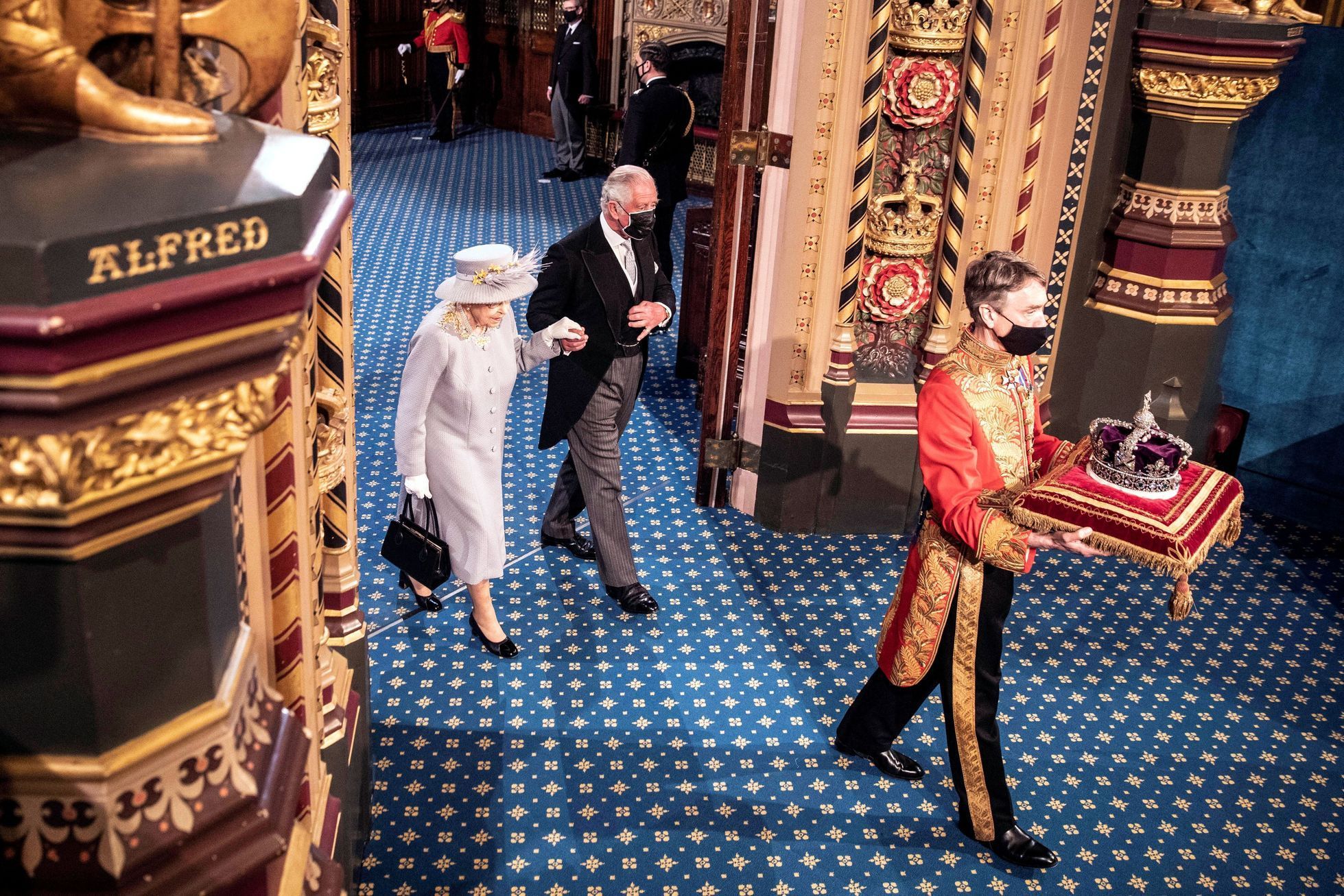 Princ Charles odvádí královnu Alžbětu II. ze zasedání parlamentu.