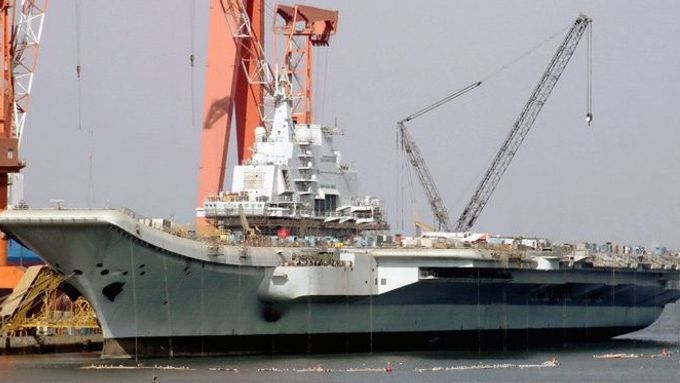 Letadlová loď Varjag v čínském Ta-lienu je zřejmě před dokončením.