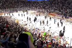 Světový rekord. Při hokeji letěly na led tisíce plyšáků, hráči do nich skákali šipky