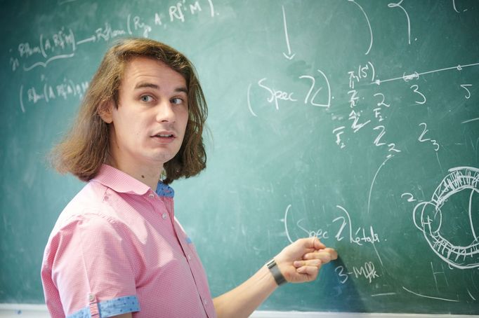 Geniální matematik Peter Scholze na Univerzitě v Bonnu.