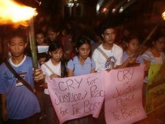 Stovky filipínských studentů se v centru Zamboangy společně modlí za osvobození Giancarla Bossiho