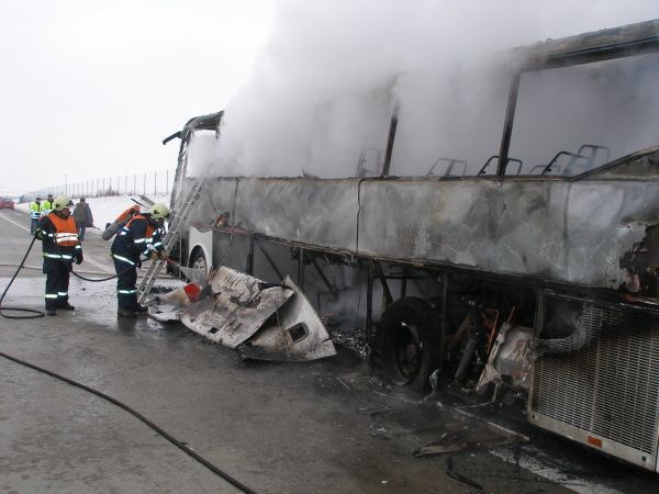Požár autobusu na D11