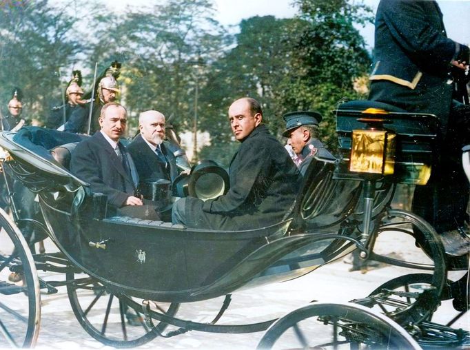 Edvard Beneš, čs. ministr zahraničních věcí (vlevo), Raymond Poincaré, francouzský premiér a Jan Masaryk (vpravo) v kočáře v Paříži v roce 1923. Kolorováno