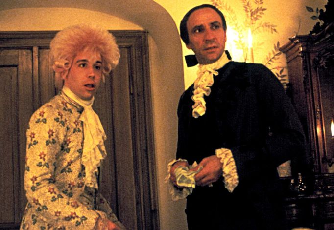 Tom Hulce jako Wolfgang Amadeus Mozart a F. Murray Abraham coby Antonio Salieri.