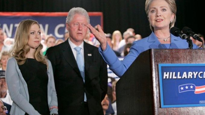 Podle komentátorů byl noční projev Clintonové méně energický, než tomu bývá zvykem. Také její muž Bill a dcera Chelsea byli údajně méně výbojní.