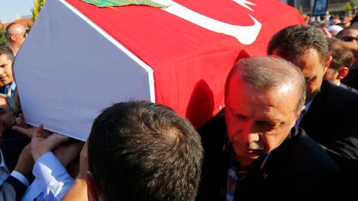 Turecký prezident Erdogan nese rakev.