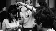 Černá mašle z dívčiných vlasů posloužila ke zhotovení smutečních prýmků, které si lidé připínali na klopy vedle trikolory. Mariánské Lázně, srpen 1968