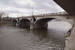 Místy až děsivý stav významného pražského mostu. Bojím se, že zanikne, říká architekt