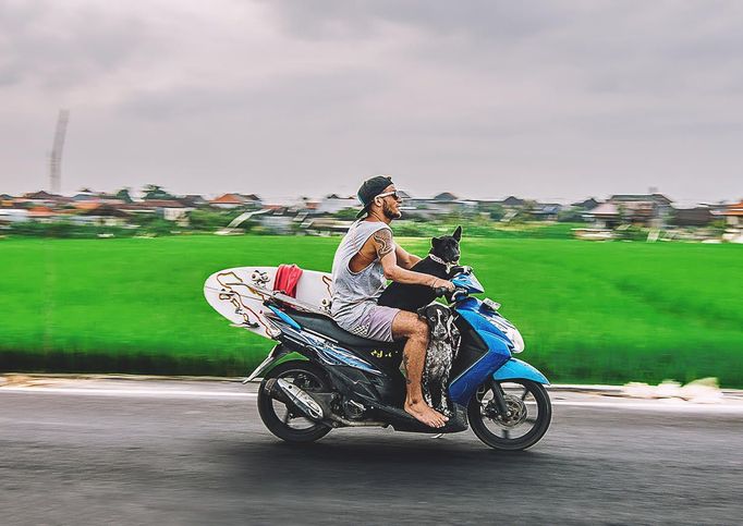 Miloš Brzák žije už šest let na Bali, kde podniká a učí lidi surfovat.