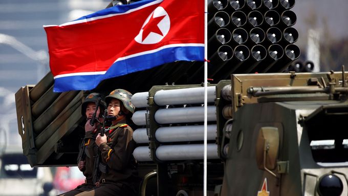 Rakety na vojenské přehlídce v Pchjongjangu k 105. výročí narození Kim Ir-sena.