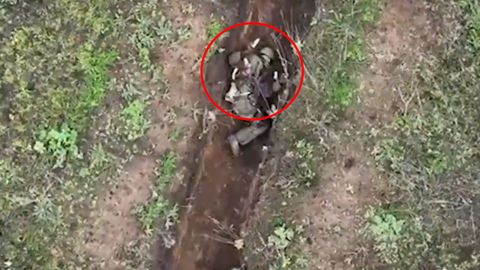Ruský voják obelhal smrt. Drony shodily tři granáty, dva dopadly přímo na něj