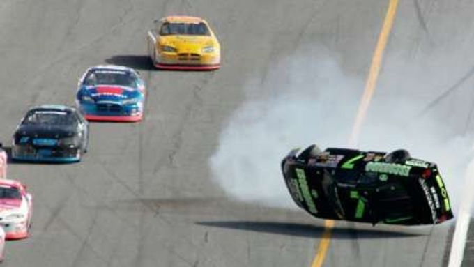 Chevrolet amerického jezdce Robbie Gordona se ocitl ve vzduchu při závodě série NASCAR v Daytoně.