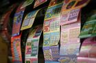 Číňan vyhrál stovky milionů v loterii. Manželce to zatajil, bojí se, že by zlenivěla