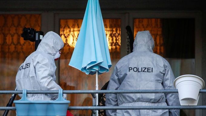 Forenzní tým německé policie při razii v Berlíně, kde při pátrání po cennostech ukradených z drážďanské klenotnice prohledali 18 objektů.