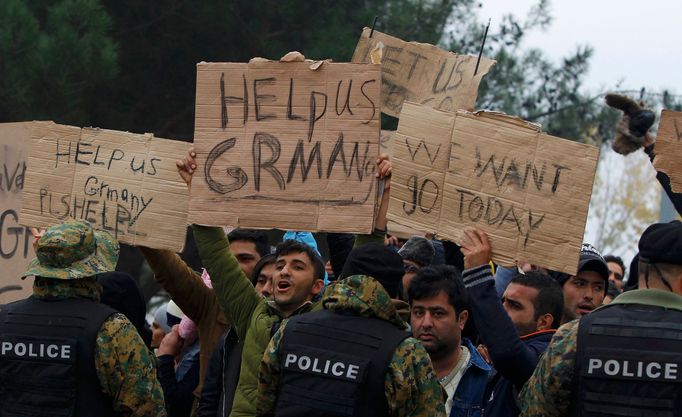 Uprchlíci protestují proti opatření, podle kterého jsou do Makedonie vpouštěni jen byvatelé Sýrie, Iráku a Afghanistánu.