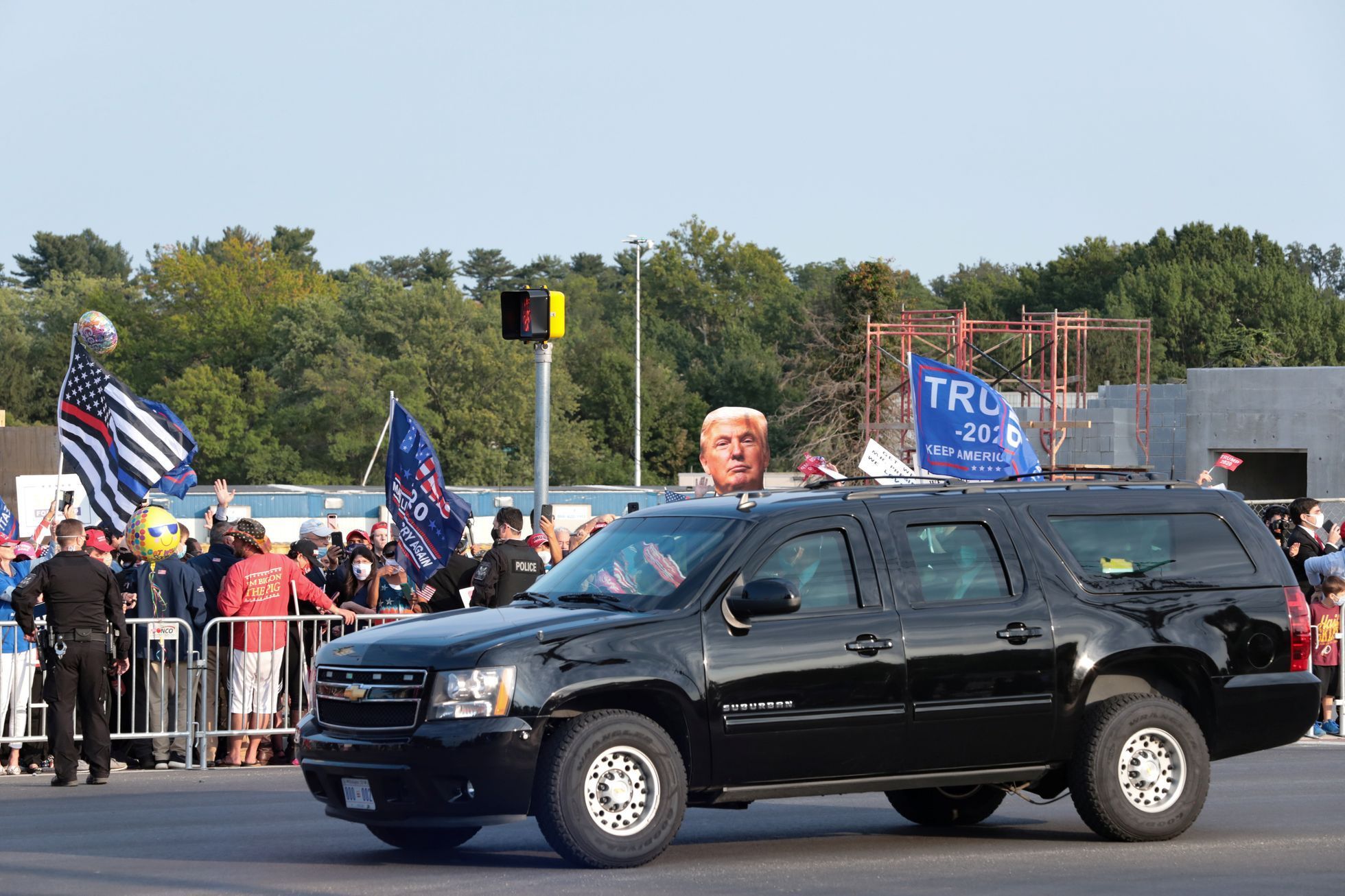 donald trump koronavirus projížďka nemocnice