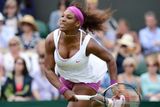 Serena Williamsová letos zvolila kombinaci bílé a fialové. Při utkání dala na odiv své vnady, ještě větší pozornost ale vzbudila před samotným zápasem.
