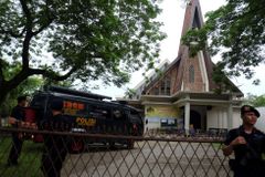 Mladík se chtěl odpálit v indonéském kostele. Když mu selhala bomba, zaútočil sekyrou