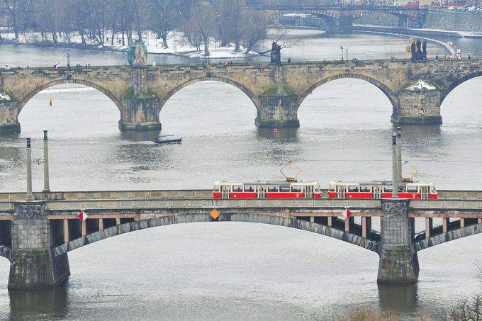 Pohled na Mánesův most v Praze, v pozadí je vidět Karlův most. Rok 2023.