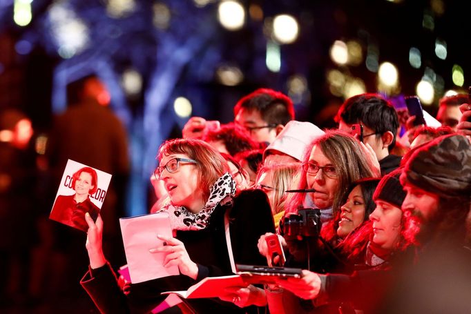 Sběratelé autogramů.