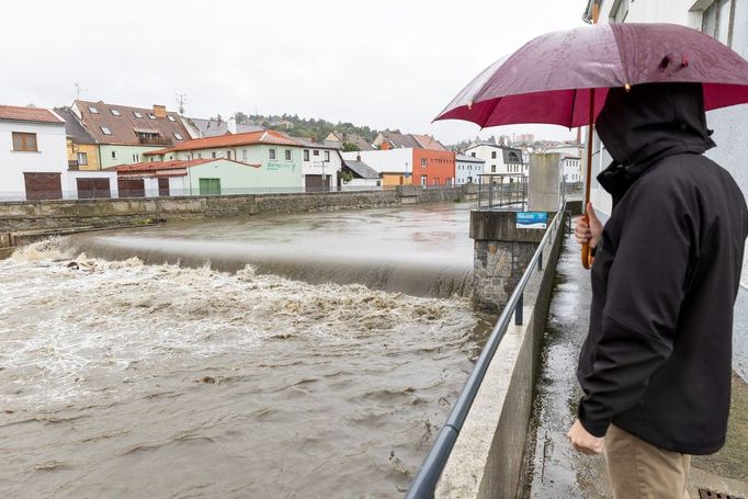 Řeka Jihlava po vydatných srážkách. Pohled od Podklášterského mostu ke Svojsíkovu nábřeží v Třebíči.