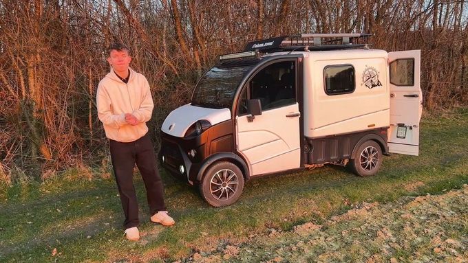 Timonovi je 16 let, i tak se projíždí po silnicích - klidně až k moři.