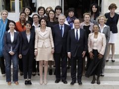 Nová francouzská vláda je velmi pestrá. A hlavně - polovinu kabinetu tvoří ženy.
