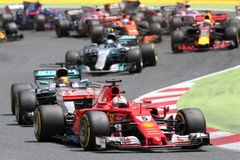 Ferrari prohrálo Vettelovi závod v Barceloně v boxech, zvítězil Hamilton