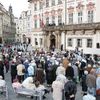 demonstrance k 25.únoru na balkóně