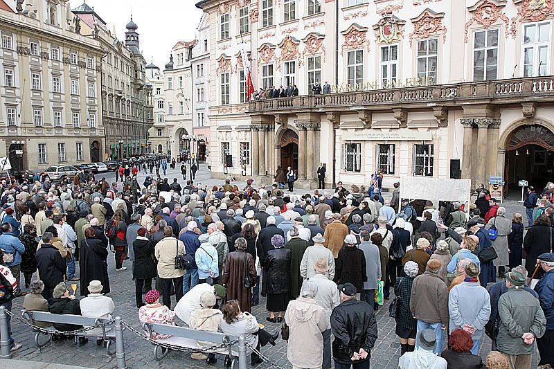 demonstrance k 25.únoru na balkóně