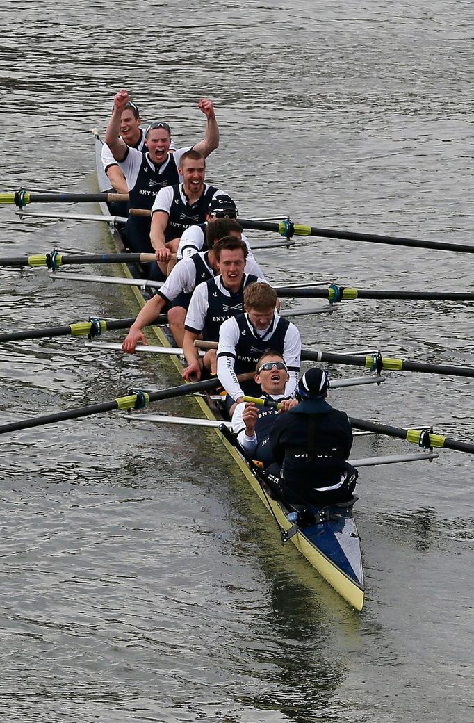 Veslování, regata Oxford - Cambridge: radost Oxfordu