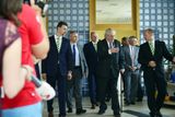 První zastávkou druhého dne návštěvy byla Jihomoravská armaturka. Prezident Miloš Zeman vchází do hodonínské firmy vyrábějící vodní potrubí a hydranty.