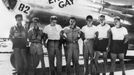 Photo prise en août 1945 de l'équipage au sol de l'Enola Gay, le bombardier B-29 de l'armée américaine qui largua sur Hiroshima le 6 aôut 1945 durant la seconde guerre mondiale la première bombe atomique de l'histoire tuant plus de 100.000 personnes. Au centre, Paul Tibbets, le pilote de l'avion dont la mère portait le nom d'"Enola Gay". Picture dated August 1945 showing the american crew of the B-29 "Enola Gay" plane which dropped on Hiroshima during WWII the first atomic bomb in history, killing more than 100,000 people. Paul W. TIbbets, the pilote is in the center. Enola Gay was his mother's name.