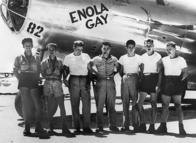 Photo prise en août 1945 de l'équipage au sol de l'Enola Gay, le bombardier B-29 de l'armée américaine qui largua sur Hiroshima le 6 aôut 1945 durant la seconde guerre mondiale la première bombe atomique de l'histoire tuant plus de 100.000 personnes. Au centre, Paul Tibbets, le pilote de l'avion dont la mère portait le nom d'"Enola Gay". Picture dated August 1945 showing the american crew of the B-29 "Enola Gay" plane which dropped on Hiroshima during WWII the first atomic bomb in history, killing more than 100,000 people. Paul W. TIbbets, the pilote is in the center. Enola Gay was his mother's name.