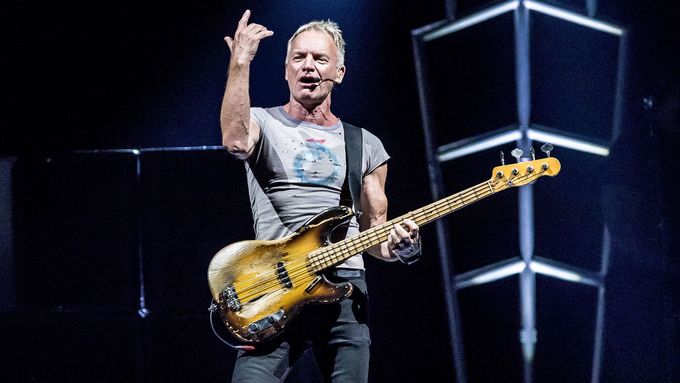 Sting na fotografii z předloňského koncertu v pražské O2 areně.