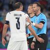 Giorgio Chiellini a rozhodčí Danny Makkelie v zápase Turecko - Itálie na ME 2020