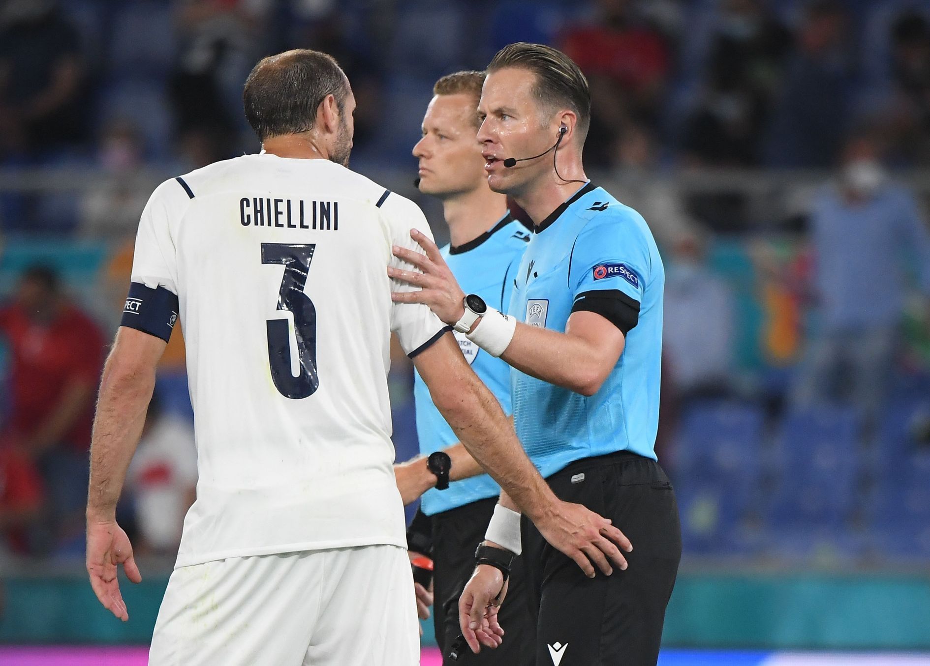 Giorgio Chiellini a rozhodčí Danny Makkelie v zápase Turecko - Itálie na ME 2020
