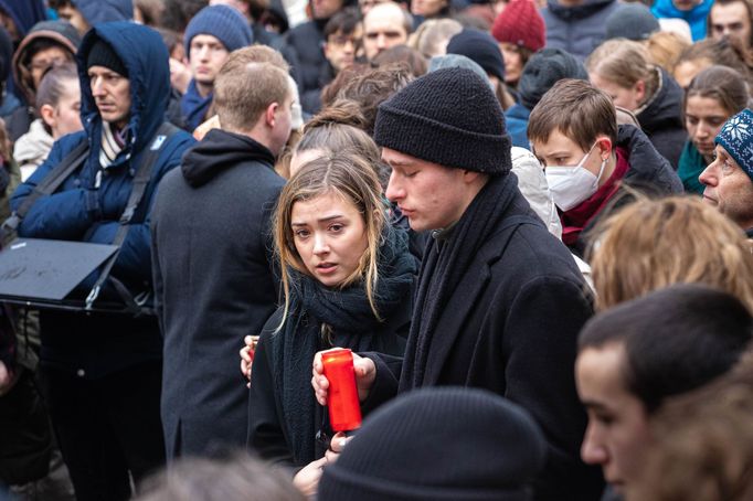 Pietní místo u Karolina 22. prosince, kam lidé po střelbě na Filosofické fakultě nosí květiny a svíčky.