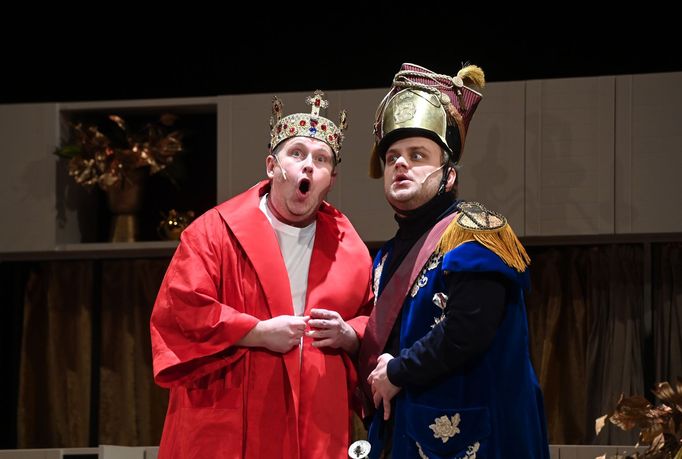 Lukáš Červenka jako král a Marek Pešl v roli generála.