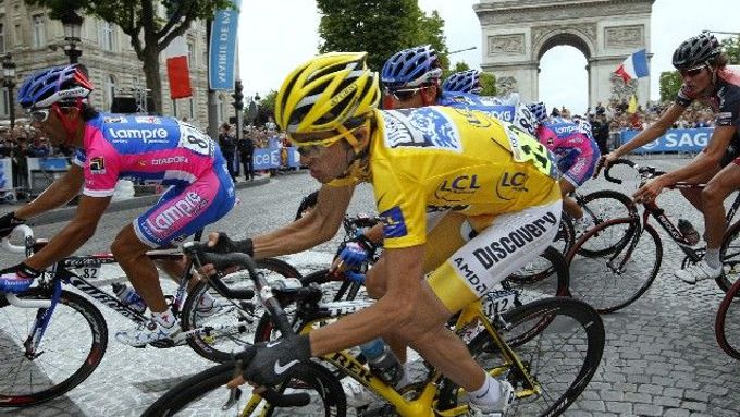 Španěl Alberto Contador (ve žlutém) bude muset na Paříž zapomenout