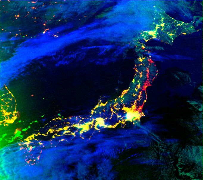 Komponovaný satelitní snímek z 12. března, který NASA zveřejnila o deset dní později, dokazuje, jak se Japonsko po ničivém zemětřesení a tsunami potýká s výpadky elektřiny. Snímek porovnává stejný březnový den roku 2010 a rok 2011 Žlutá světla ukazují, kde elektřina fungovala v obou letech. Jde o oblasti na jihu, západě a hlavní město Tokio. Červená barva signalizuje výpadky proudu v roce 2011. Jde především o oblast Sendai.