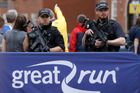 Britská policie zatkla další dva muže, stovky akcí střežili ozbrojení policisté