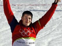 Slovenský snowboardista Radoslav Židek se raduje z olympijského stříbra.