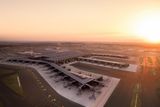 Nové letiště má být po dokončení poslední fáze největší na světě a konkurovat tak Dubaji. Do zahájení plného provozu budou letadla létat jen do pěti destinací. Poté by mělo letiště odbavit 90 milionů cestujících ročně. Do deseti let má terminály procházet ročně na 200 milionů cestujících. Prvenství v současnosti drží americká Atlanta se 104 miliony cestujících. Pro porovnání Letiště Václava Havla Praha odbavilo v roce 2017 15,4 milionu cestujích.