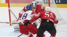 Ondřej Palát a Reto Berra v zápase Česko - Švýcarsko na MS 2019